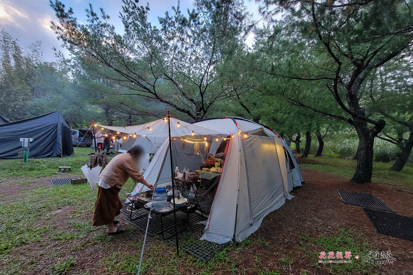 看到那樹林間的煙霧嗎?露友自顧自的燒柴,沒水準。