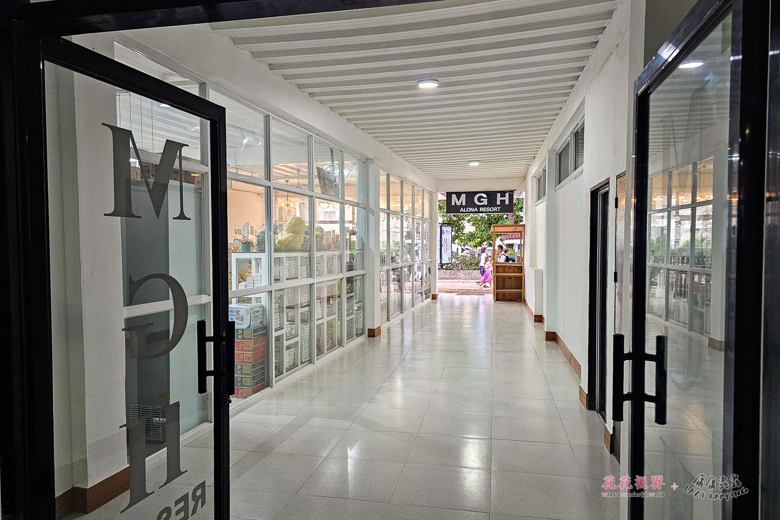 MGH Alona Resort入口有道走廊,左邊有個禮品店。