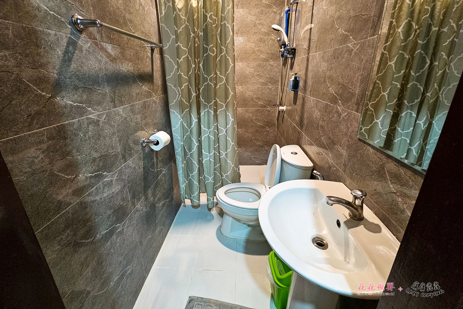 廁所稍微狹窄了一點。