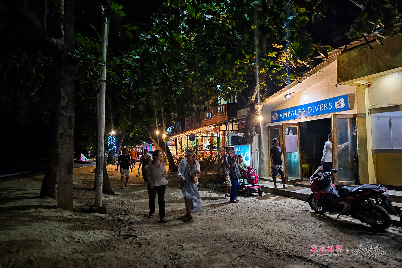 海灘旁餐館、pub林立,入夜之後可熱鬧了。