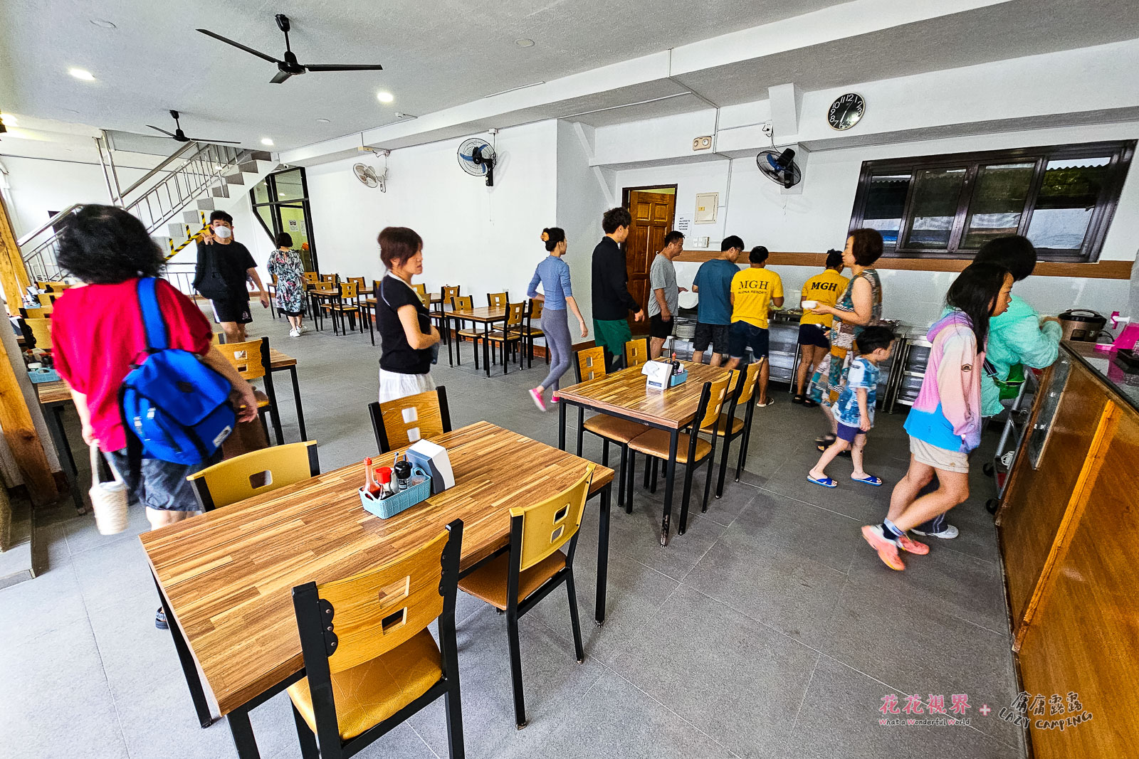 泳池旁的用餐區,早餐就在這邊吃。