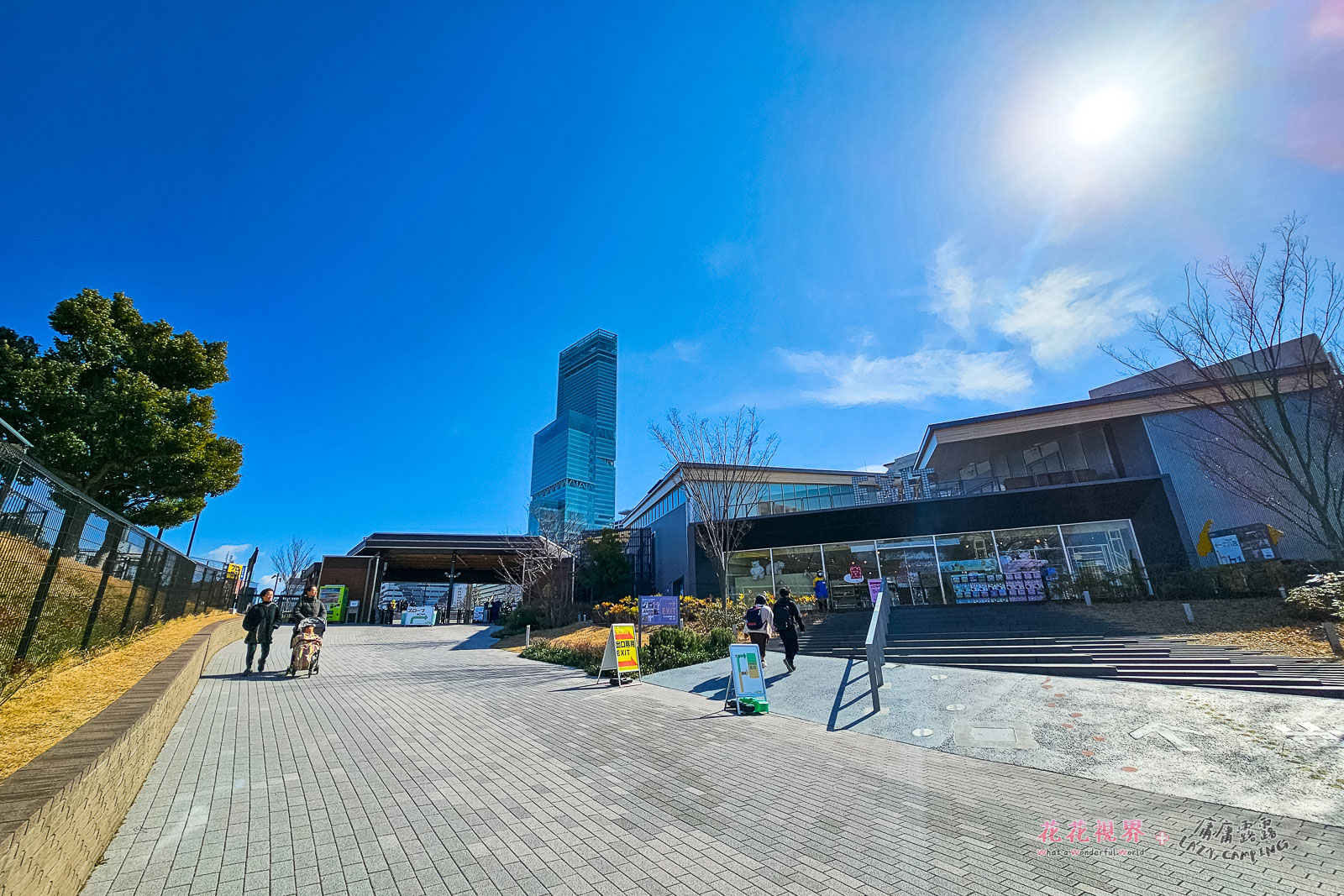 正前方與右邊紀念品商店都是出口