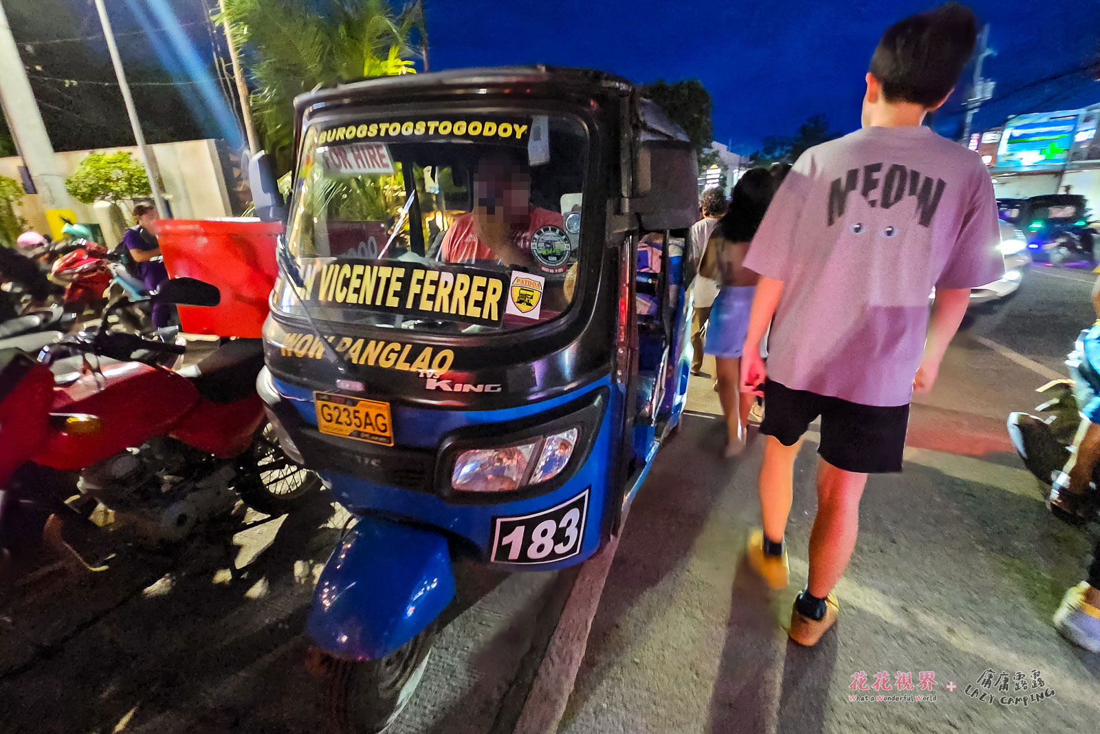 嘟嘟車停在馬路邊招攬客人,無視行人的寸步難行
