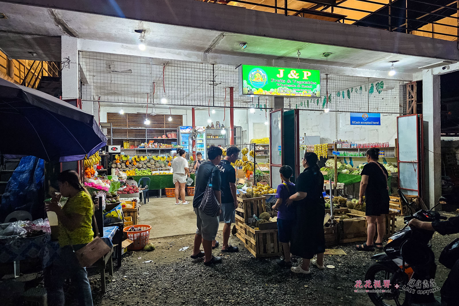 我們在這間水果店買了一些當地的水果
