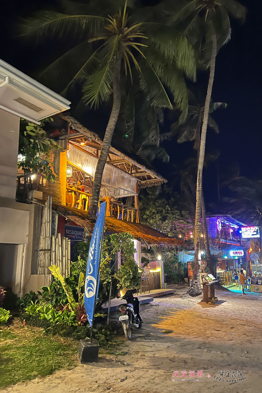 夏夜海邊的小酒吧,連空氣都帶著微醺的氣息