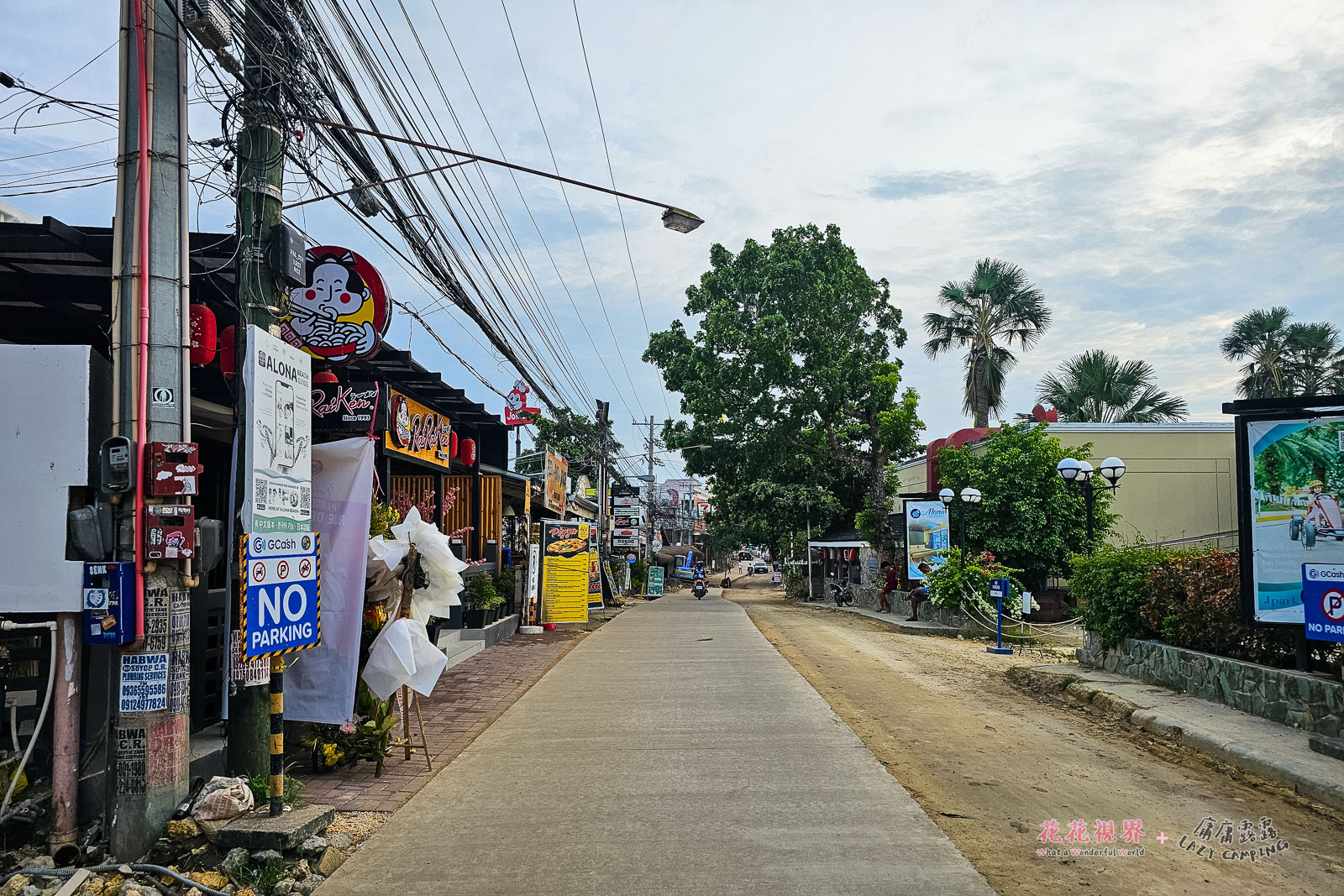 早上六點,安靜的阿羅娜海灘旁街道