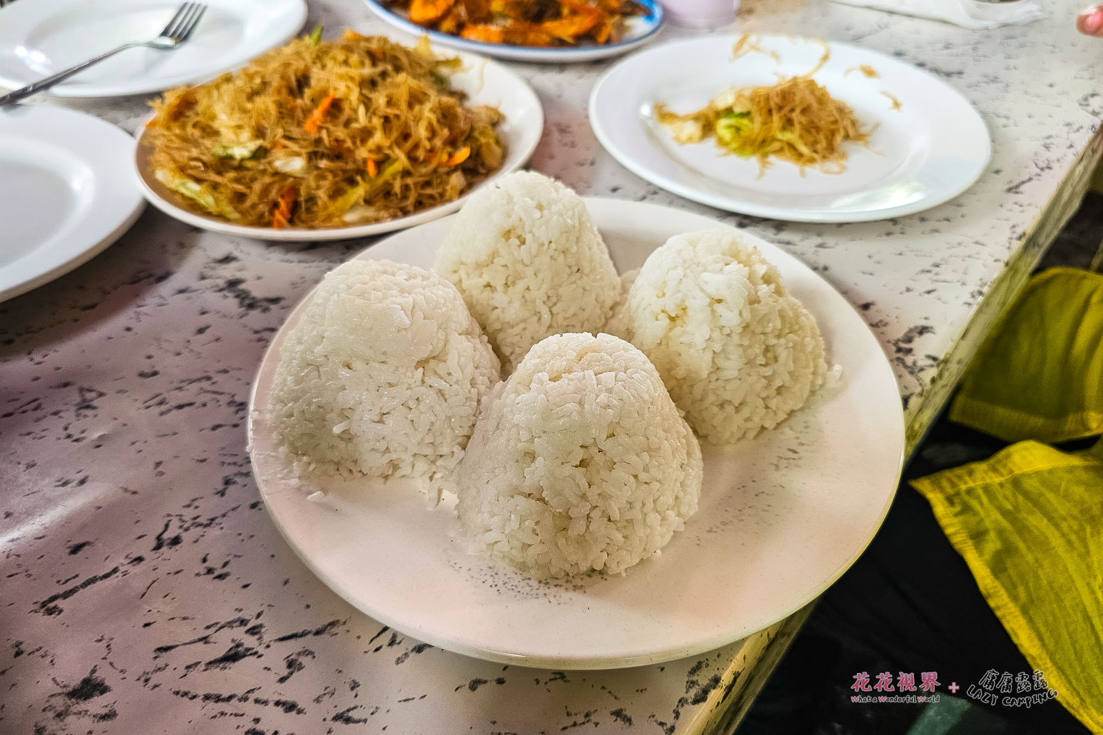 白飯裝得跟飯糰一樣