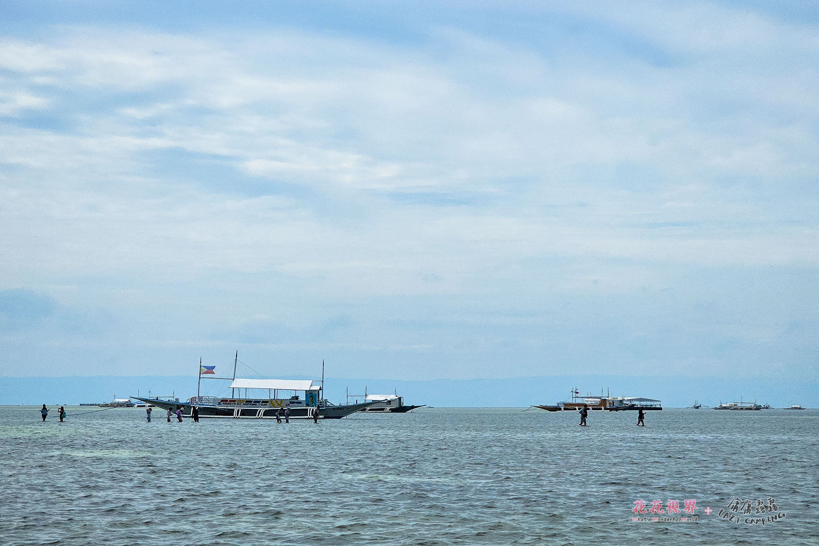 抵達邦勞島後,因為是淺灘,所以船無法通過,所以我們就用走的;感覺很像人走在海上。