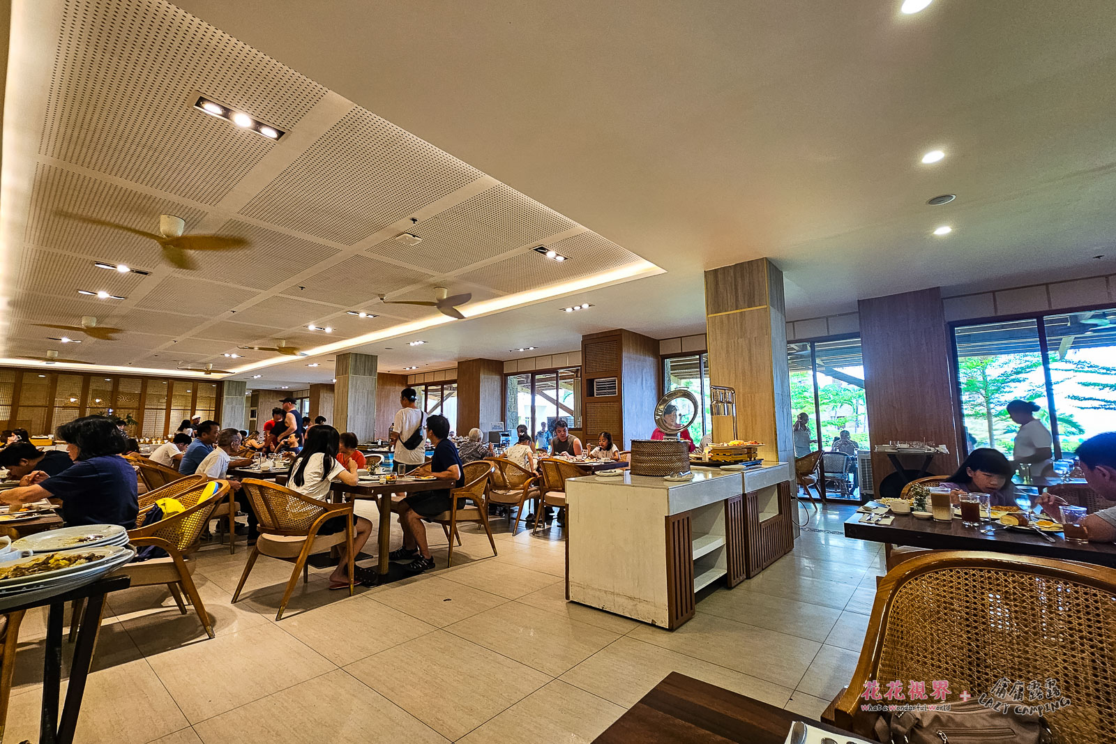 早餐餐廳,就在我們昨晚用餐區的室內