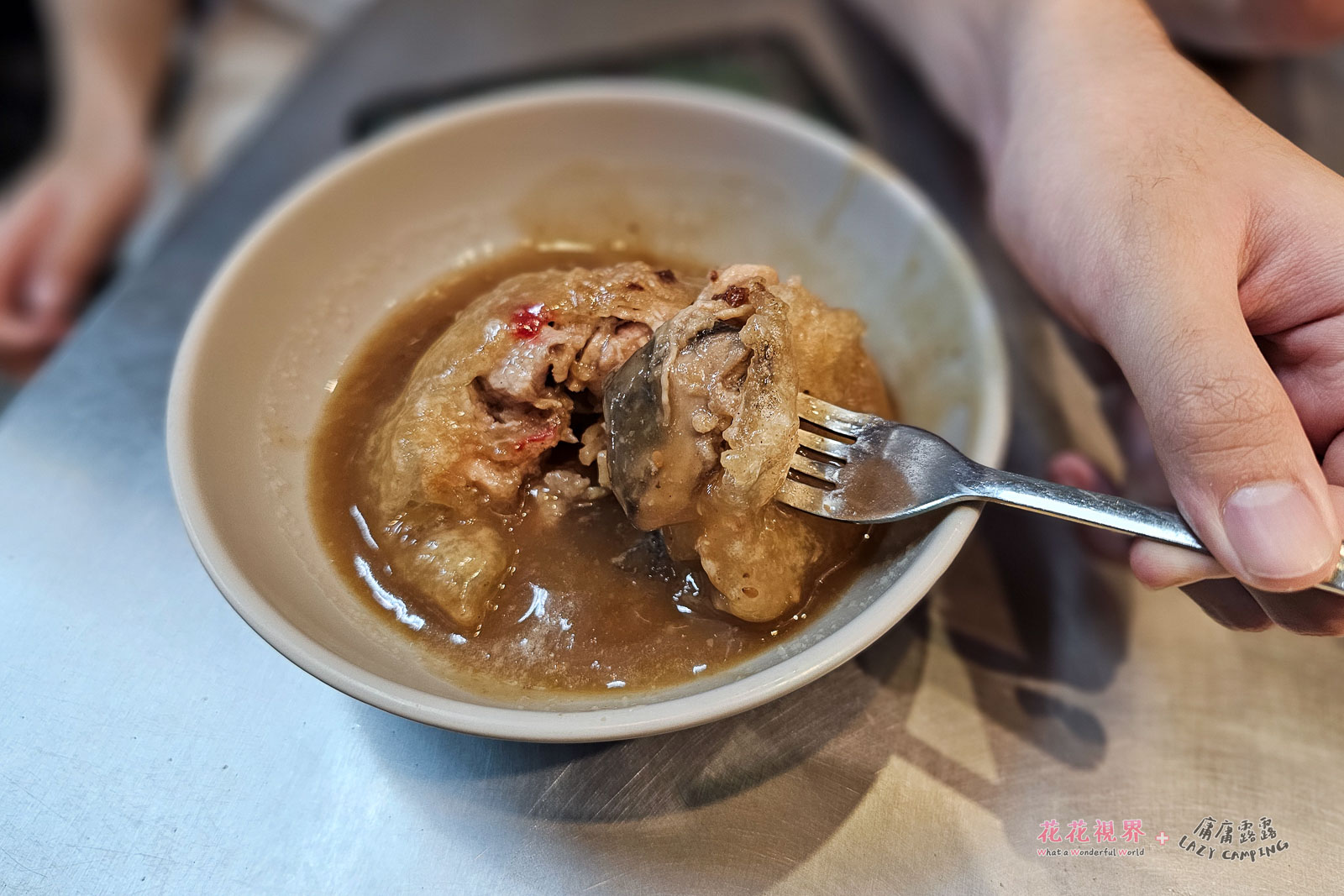 大肉圓的餡料頗多,滿滿的