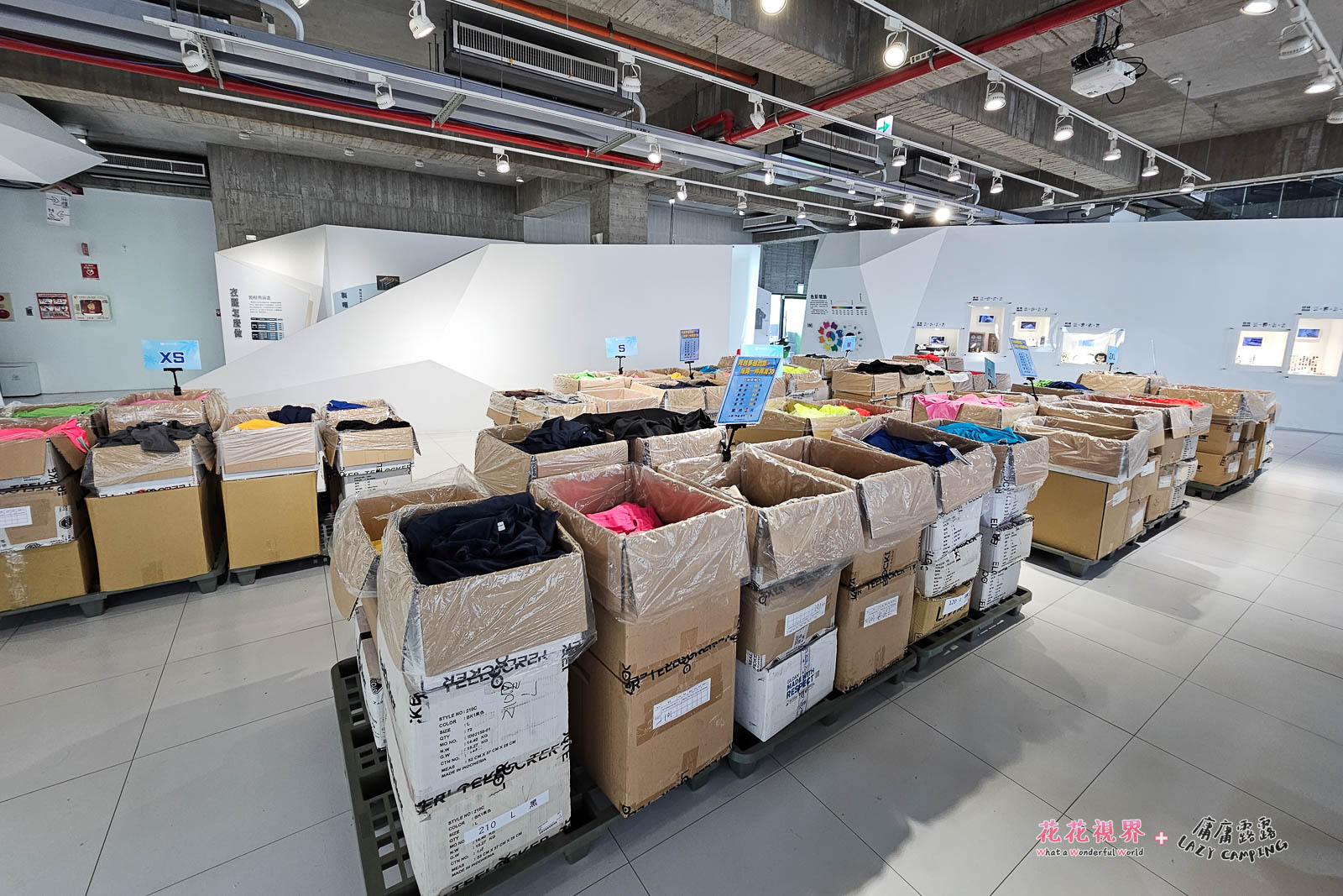 這一區放了許多不同材料與樣式的素色T-shirt