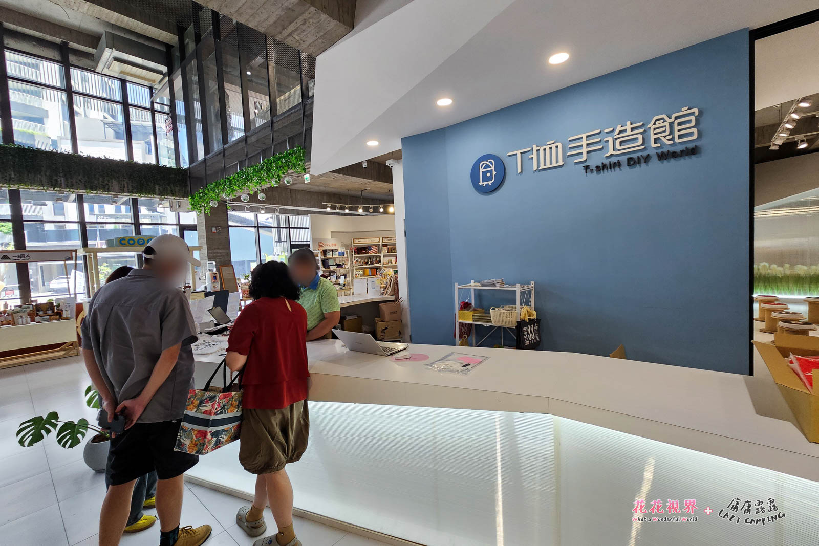 服務人員正在介紹各種套票內容。