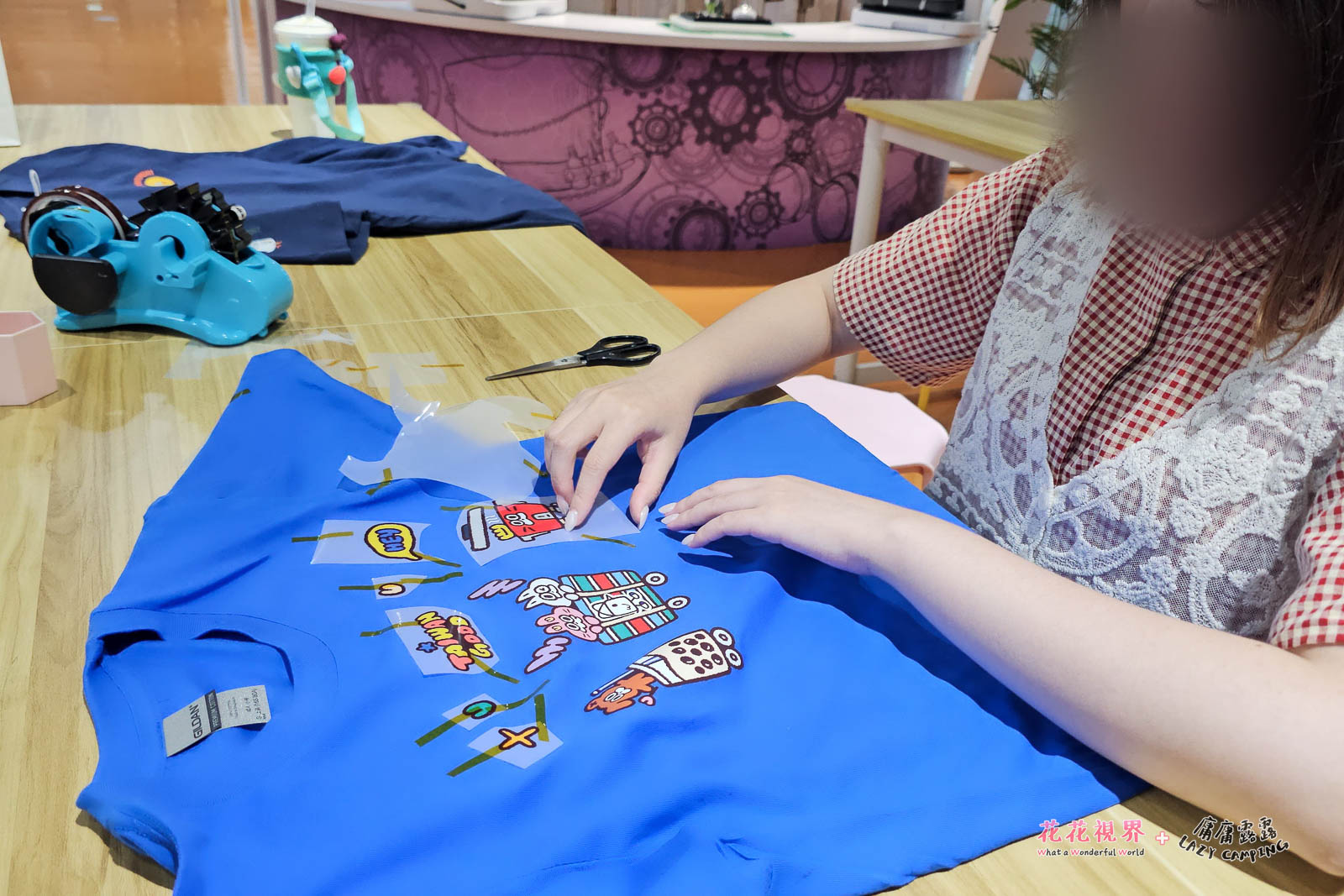 接著將貼紙表面的膜撕掉即完成一件熱壓印的T-shirt。