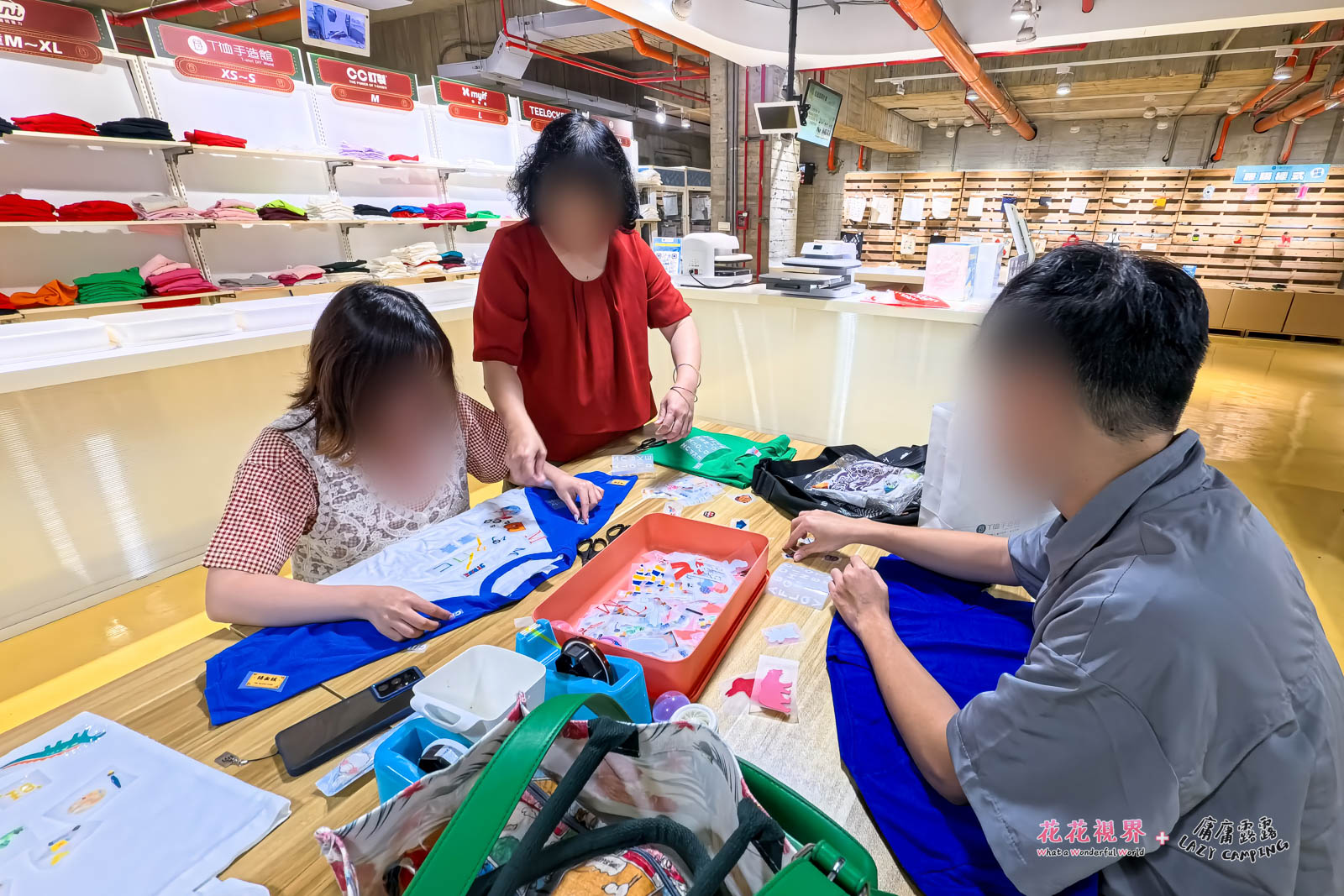 接下來就是到地下室,把扭蛋機扭到的衣服、加購的素色T-shirt一起加工完成吧!