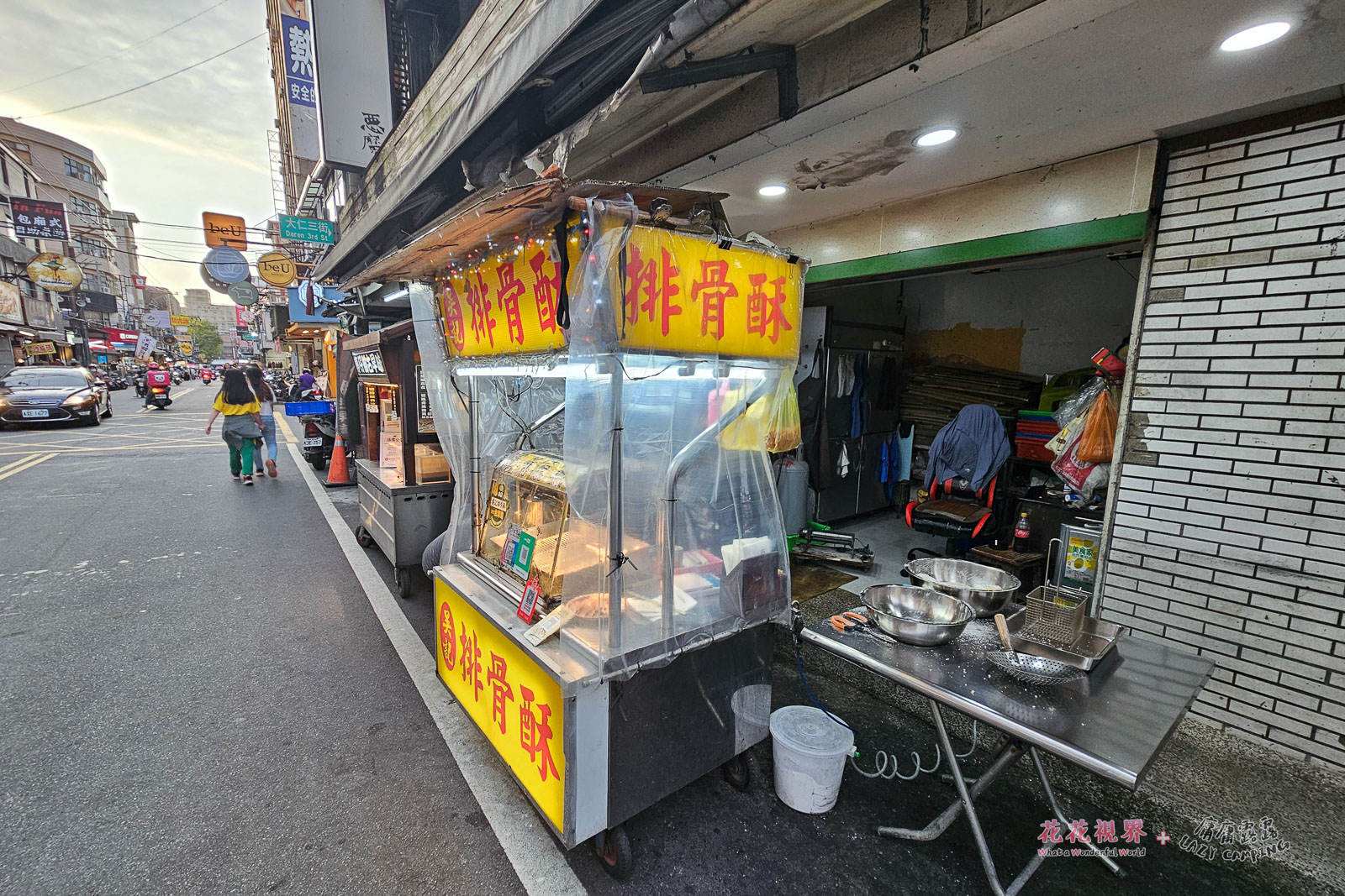 吳記排骨酥是在路邊的小小攤車