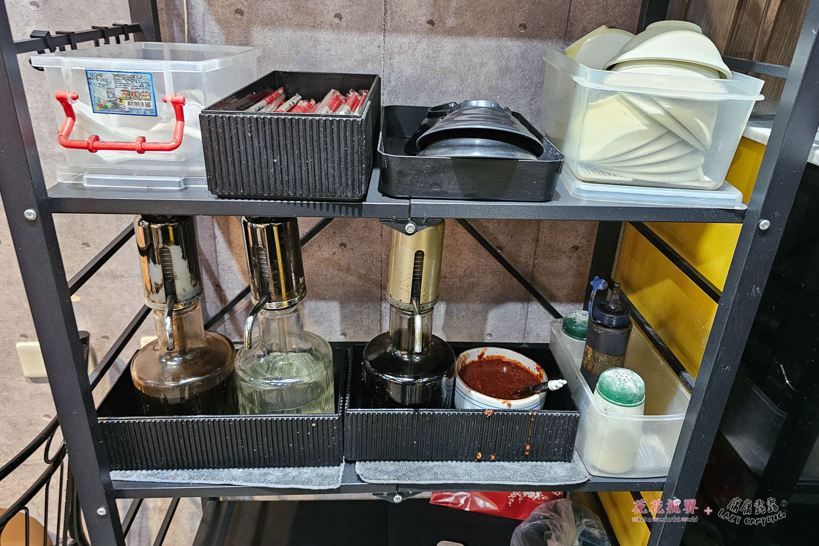 餐具及醬料檯,他這邊沒有酸菜可以加,因為他會直接加在麵裡。