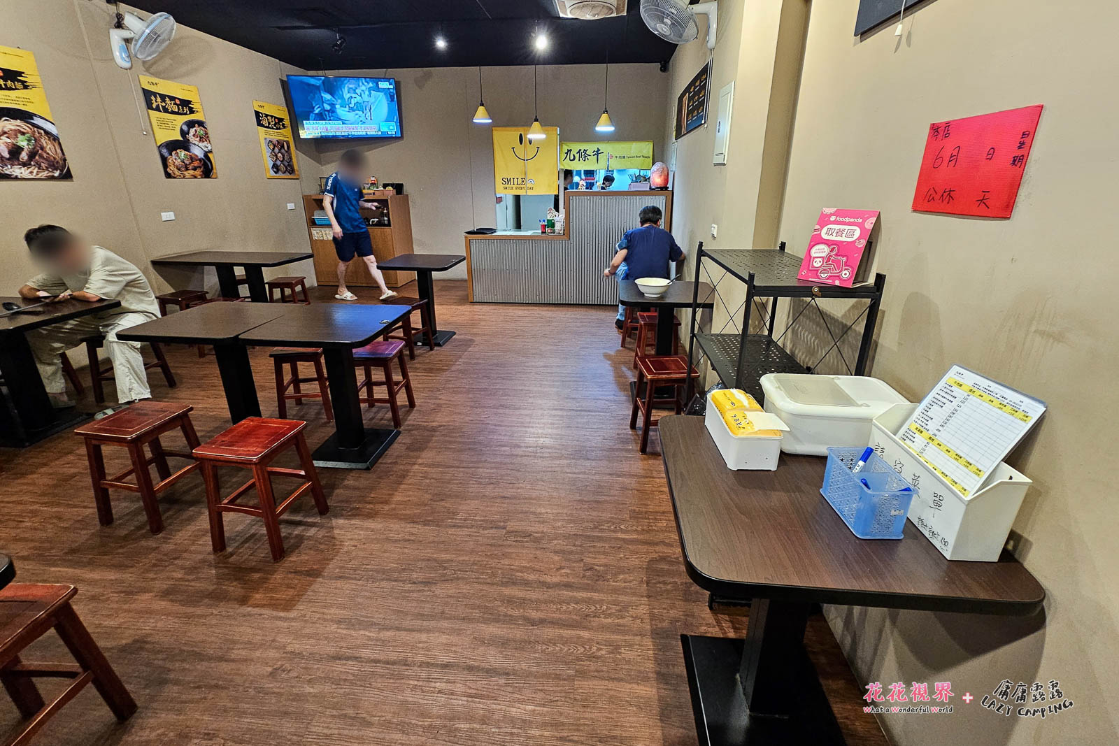 進入店裡,看到的座位區。