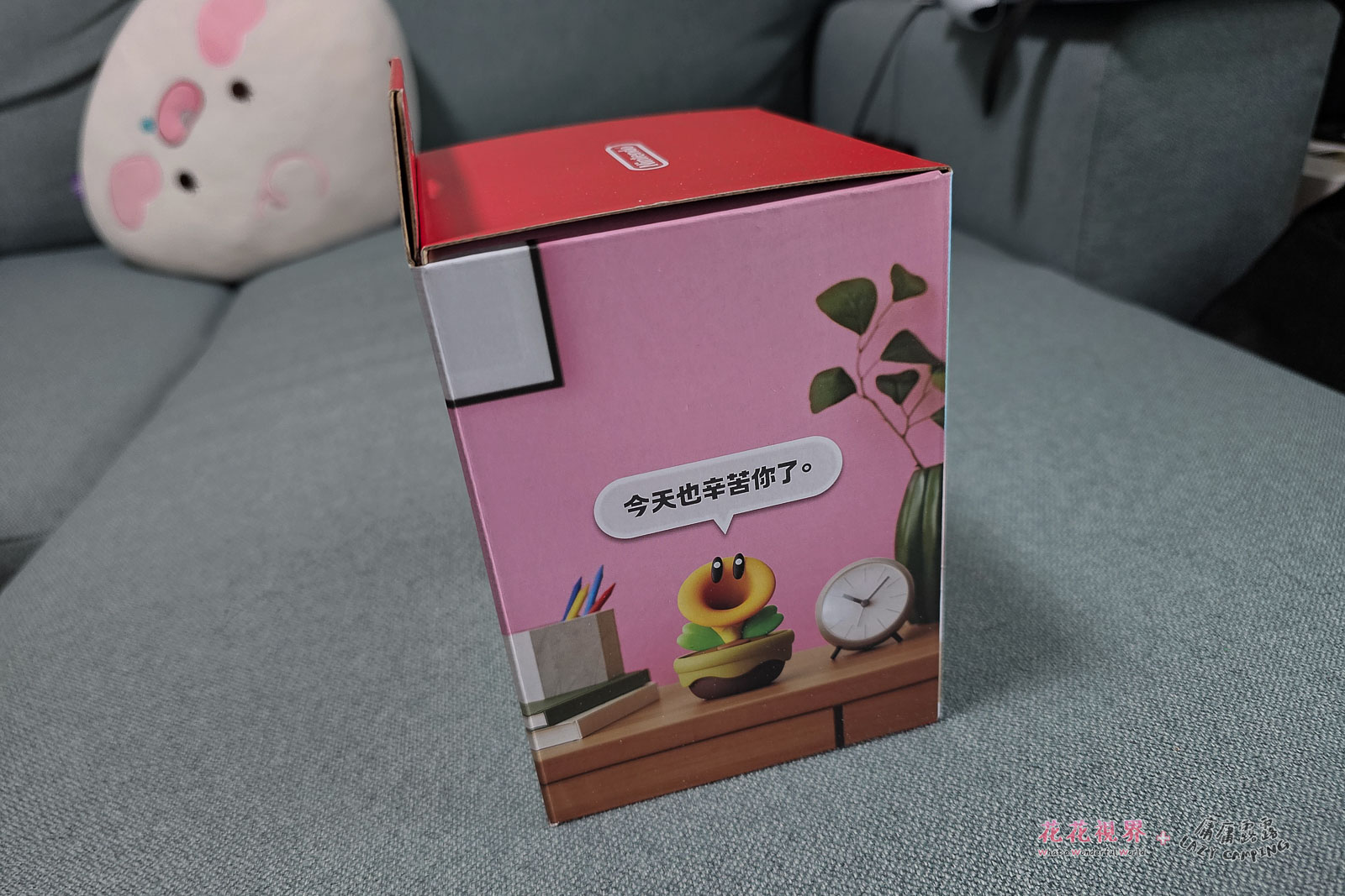 包裝盒左側。