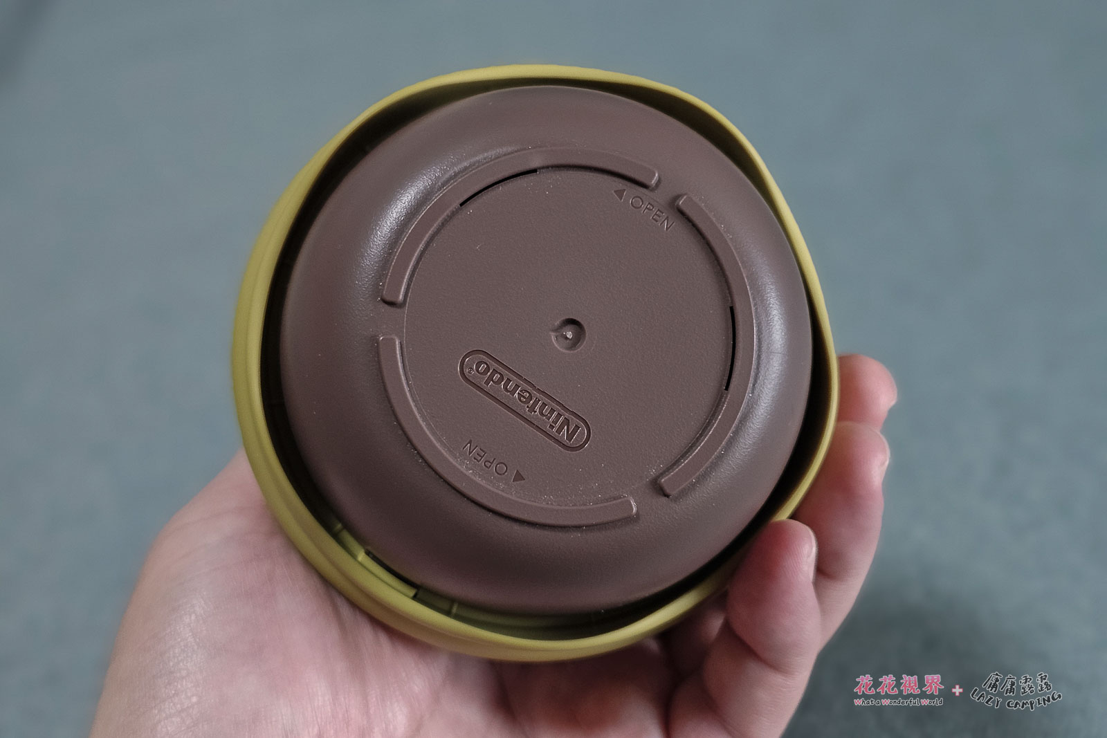 底部有個蓋子。