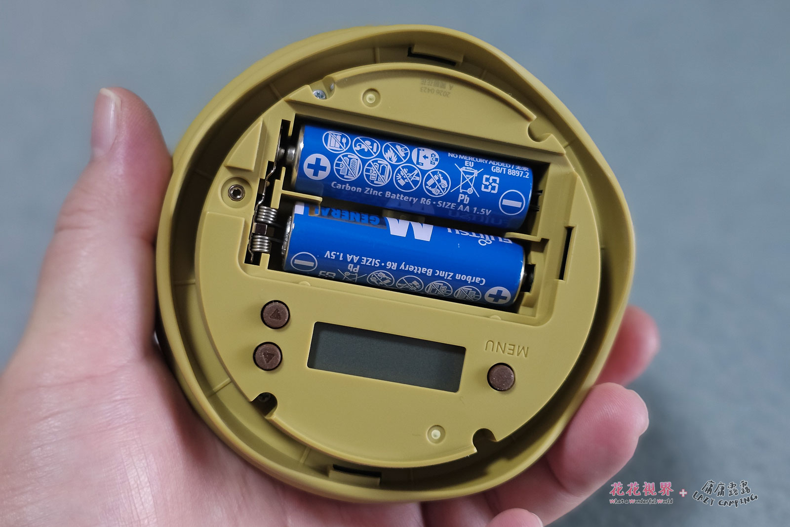 裝兩顆三號電池,官方宣稱可以撐半年。