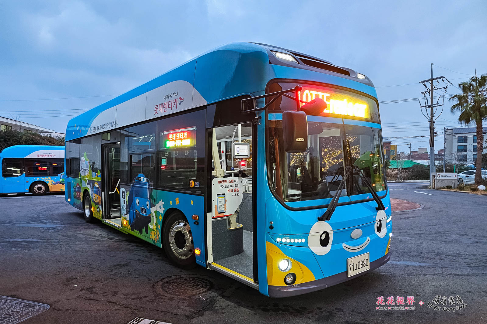 從機場開往樂天租車的接駁車,很好辨識。