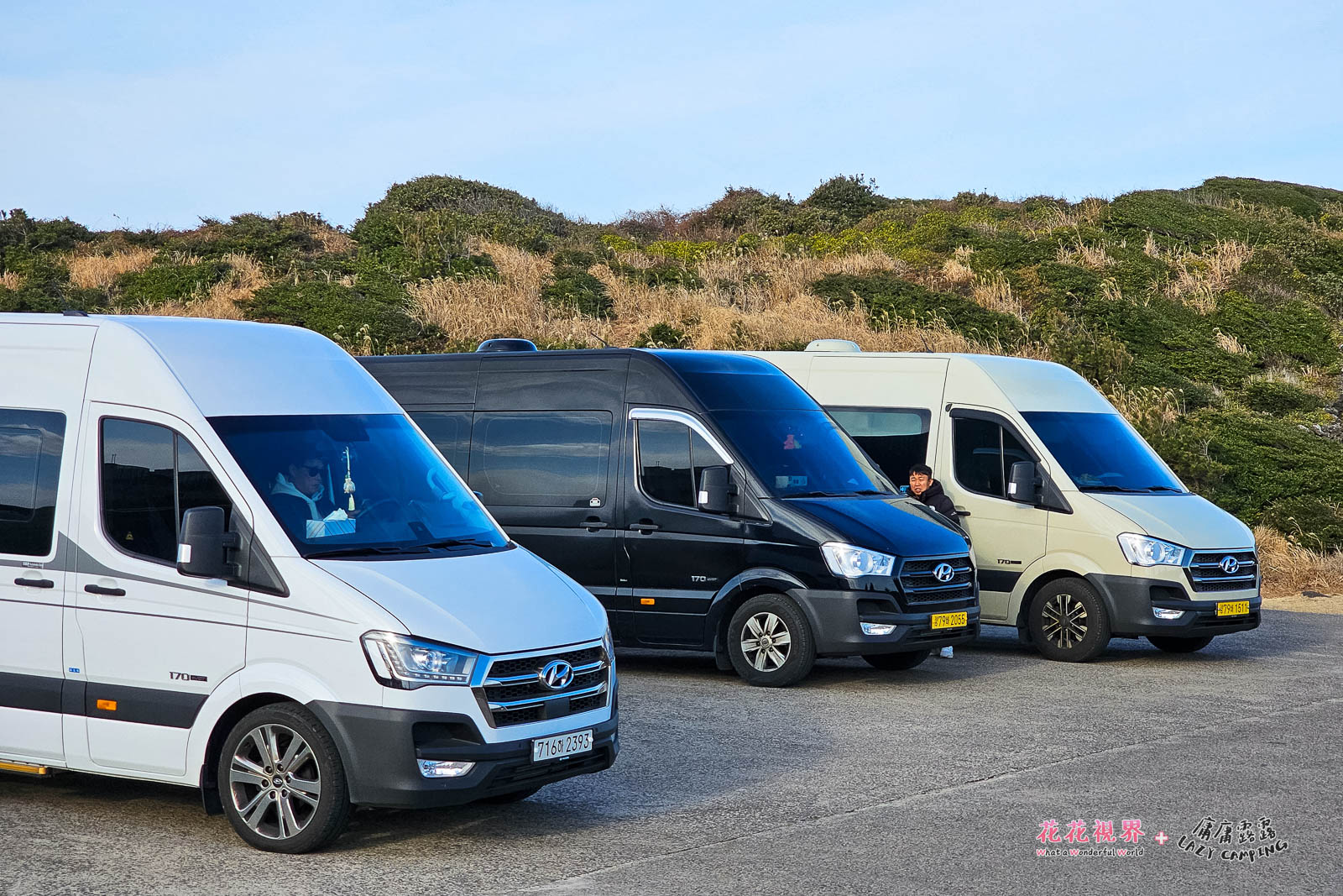 kkday牛島行程坐的是這種九人座的客車