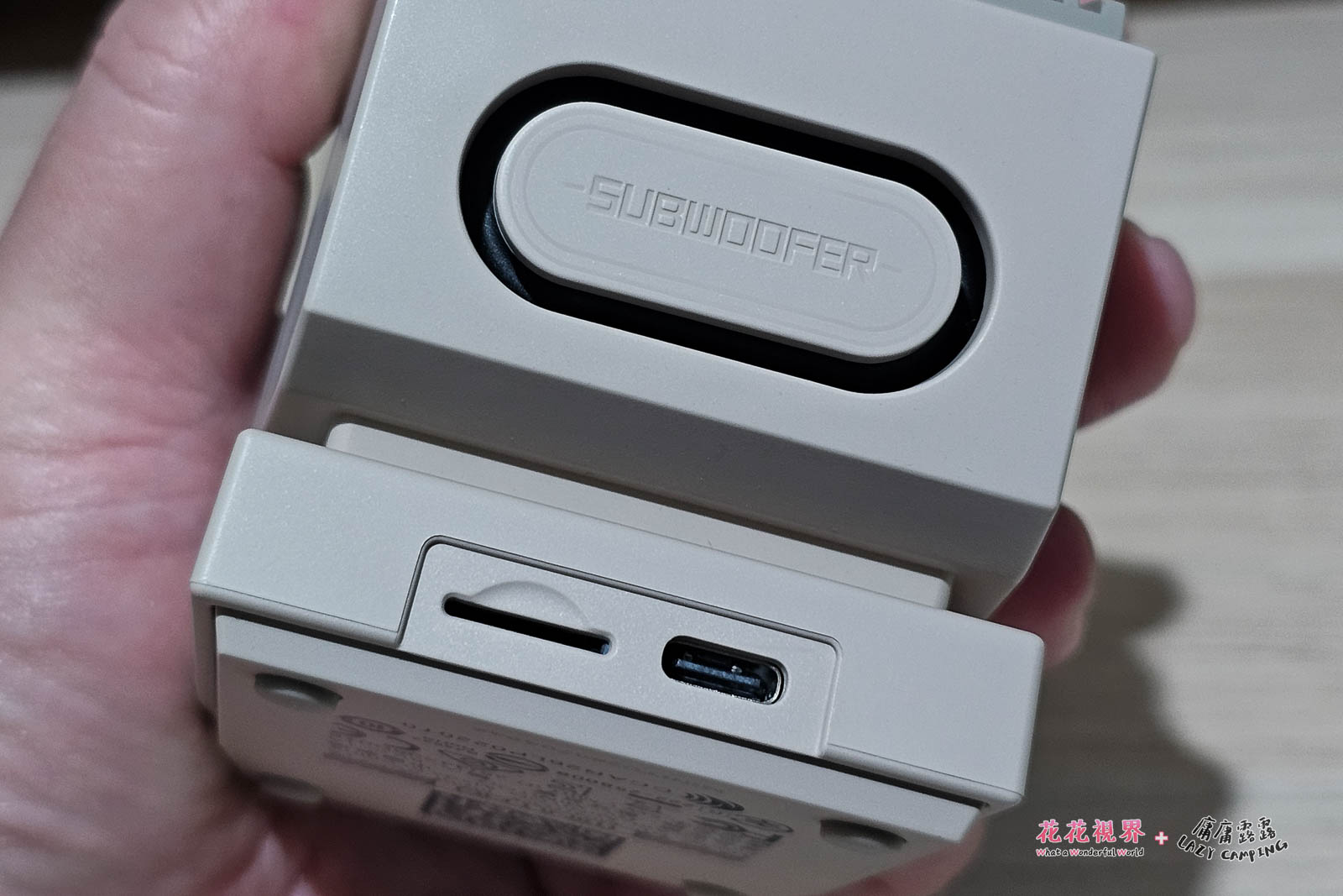 背面,記憶卡插槽、type c充電接口(無法連接電腦僅能以app連接)。